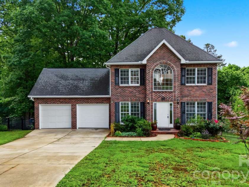 1737 9th Street Place, Hickory, NC 28602.  MLS# CAR4387540, YatesRealty ID 26709. 