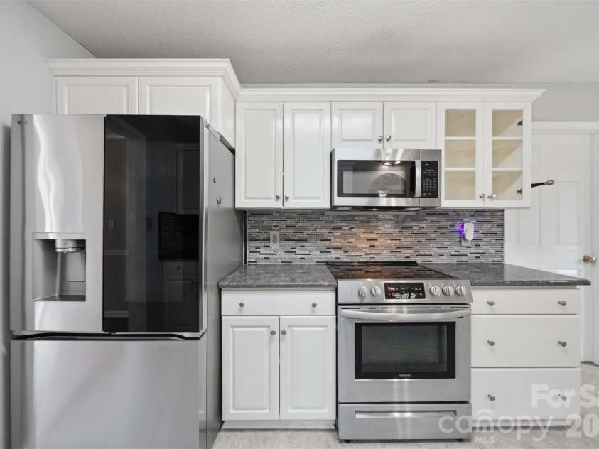 1737 9th Street Place, Hickory, NC 28602.  MLS# CAR4387540, YatesRealty ID 26709. 
