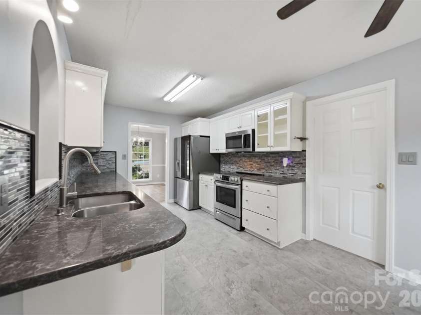 1737 9th Street Place, Hickory, NC 28602.  MLS# CAR4387540, YatesRealty ID 26709. 