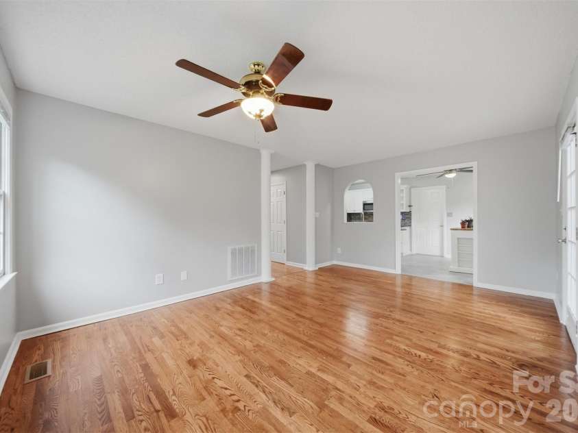 1737 9th Street Place, Hickory, NC 28602.  MLS# CAR4387540, YatesRealty ID 26709. 