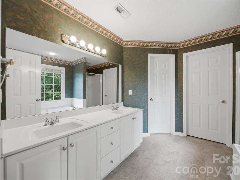 1737 9th Street Place, Hickory, NC 28602.  MLS# CAR4387540, YatesRealty ID 26709. 
