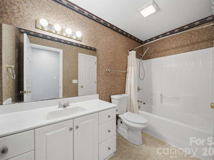 1737 9th Street Place, Hickory, NC 28602.  MLS# CAR4387540, YatesRealty ID 26709. 