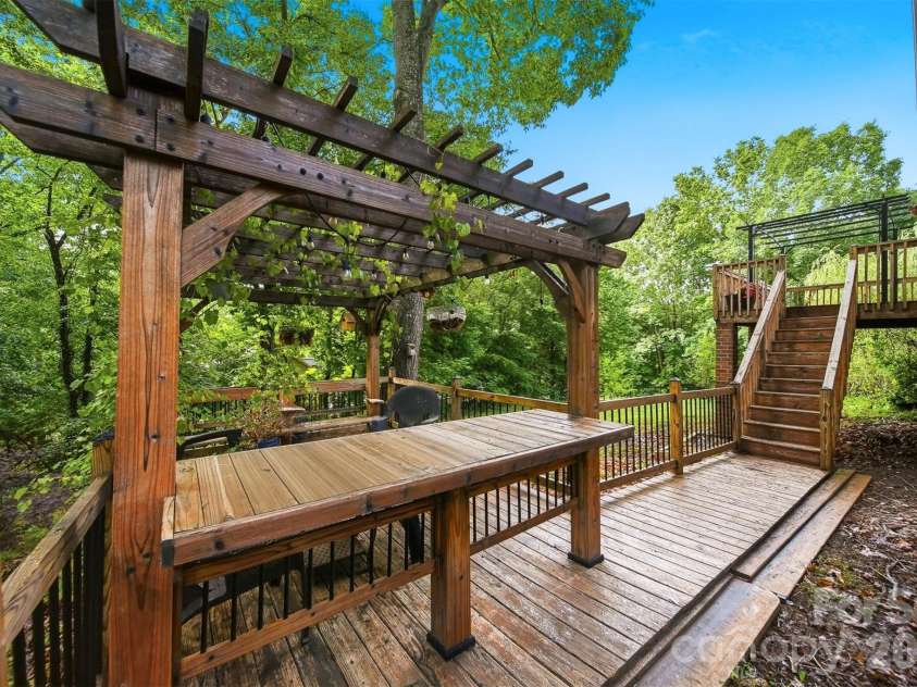 1737 9th Street Place, Hickory, NC 28602.  MLS# CAR4387540, YatesRealty ID 26709. 