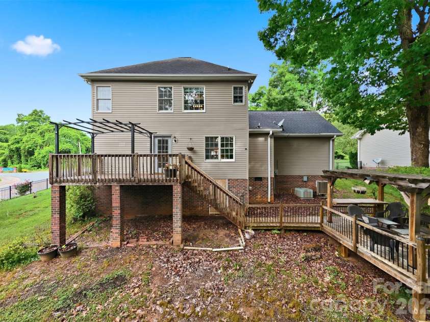 1737 9th Street Place, Hickory, NC 28602.  MLS# CAR4387540, YatesRealty ID 26709. 