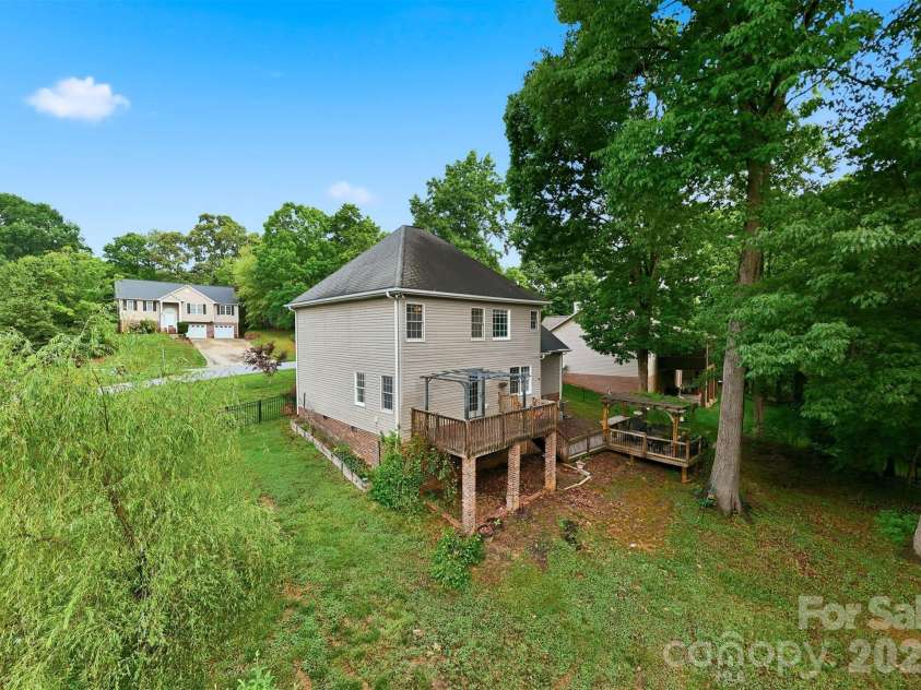 1737 9th Street Place, Hickory, NC 28602.  MLS# CAR4387540, YatesRealty ID 26709. 