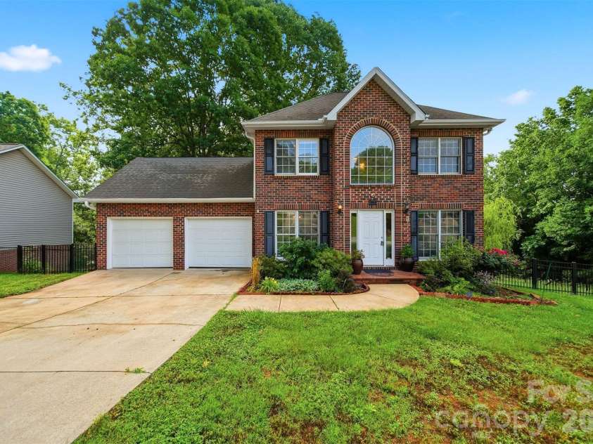1737 9th Street Place, Hickory, NC 28602.  MLS# CAR4387540, YatesRealty ID 26709. 