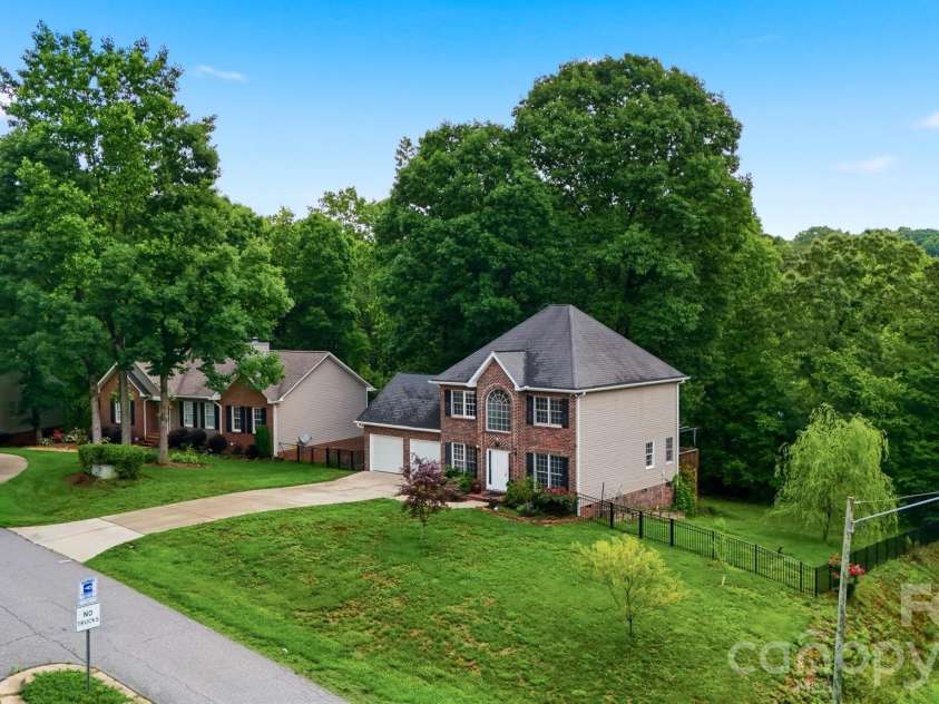 1737 9th Street Place, Hickory, NC 28602.  MLS# CAR4387540, YatesRealty ID 26709. 