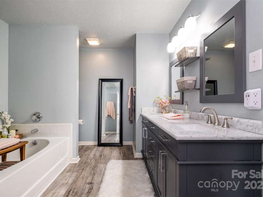 6602 Fawn View Drive, Charlotte, NC 28216.  MLS# CAR4280178, YatesRealty ID 26710. 