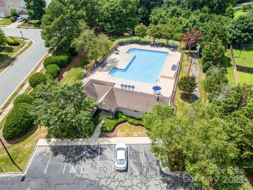 6602 Fawn View Drive, Charlotte, NC 28216.  MLS# CAR4280178, YatesRealty ID 26710. Community Pool