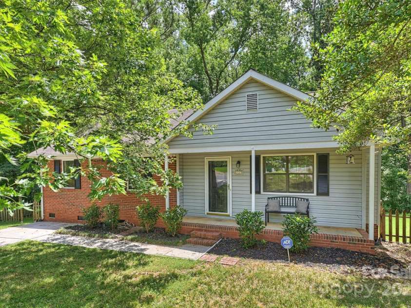 6115 Coltswood Court, Charlotte, NC 28211.  MLS# CAR4271652, YatesRealty ID 26711. 