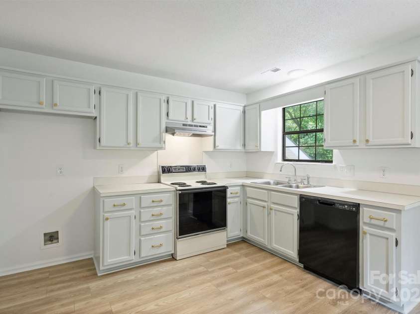 6115 Coltswood Court, Charlotte, NC 28211.  MLS# CAR4271652, YatesRealty ID 26711. 