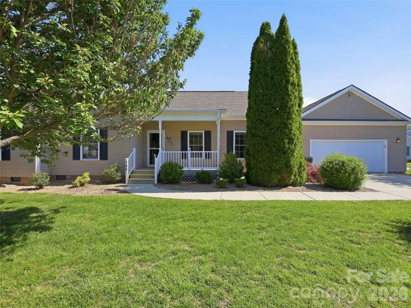 209 Beechnut Drive, Hendersonville, NC 28739.  MLS# CAR4379804, YatesRealty ID 26712. 