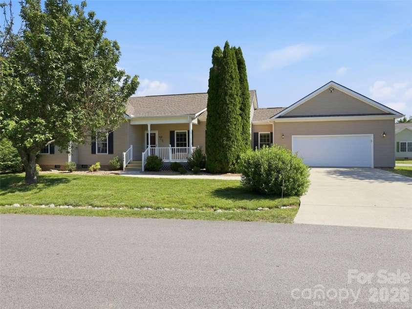 209 Beechnut Drive, Hendersonville, NC 28739.  MLS# CAR4379804, YatesRealty ID 26712. 