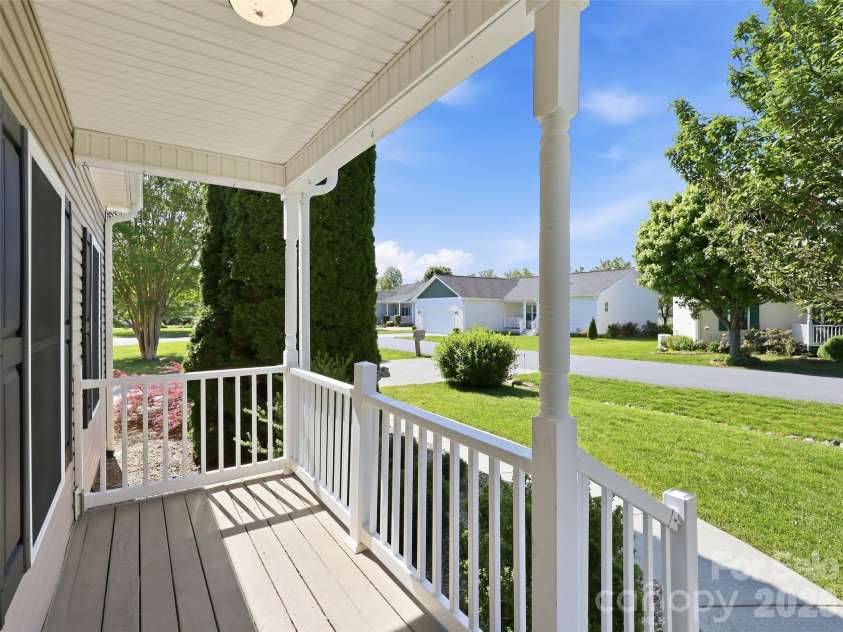 209 Beechnut Drive, Hendersonville, NC 28739.  MLS# CAR4379804, YatesRealty ID 26712. 