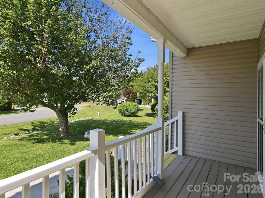 209 Beechnut Drive, Hendersonville, NC 28739.  MLS# CAR4379804, YatesRealty ID 26712. 