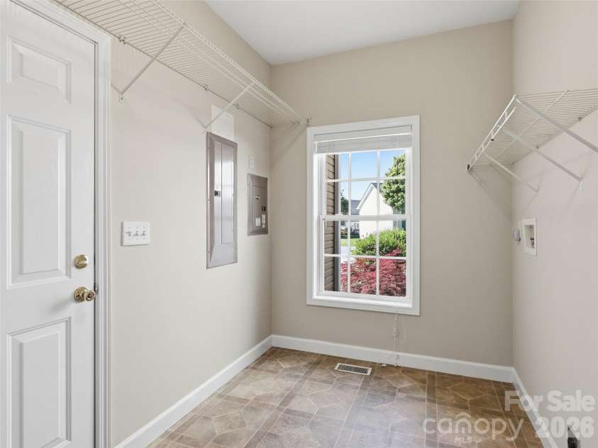 209 Beechnut Drive, Hendersonville, NC 28739.  MLS# CAR4379804, YatesRealty ID 26712. 