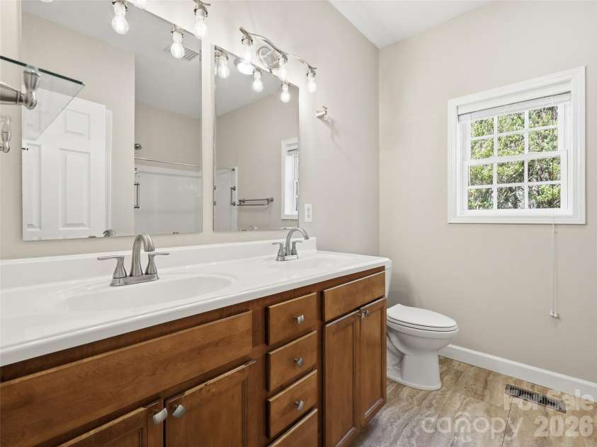 209 Beechnut Drive, Hendersonville, NC 28739.  MLS# CAR4379804, YatesRealty ID 26712. 