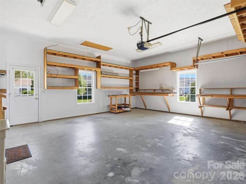 209 Beechnut Drive, Hendersonville, NC 28739.  MLS# CAR4379804, YatesRealty ID 26712. 