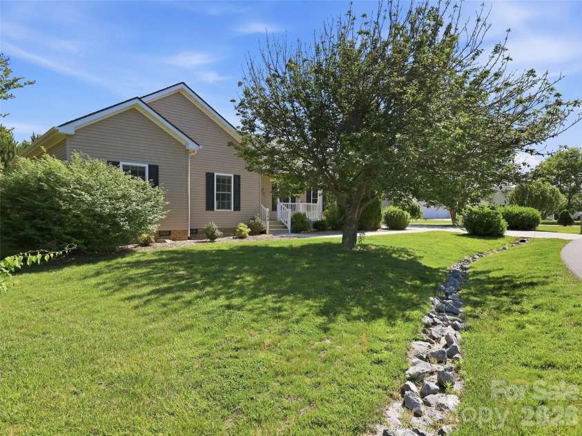 209 Beechnut Drive, Hendersonville, NC 28739.  MLS# CAR4379804, YatesRealty ID 26712. 