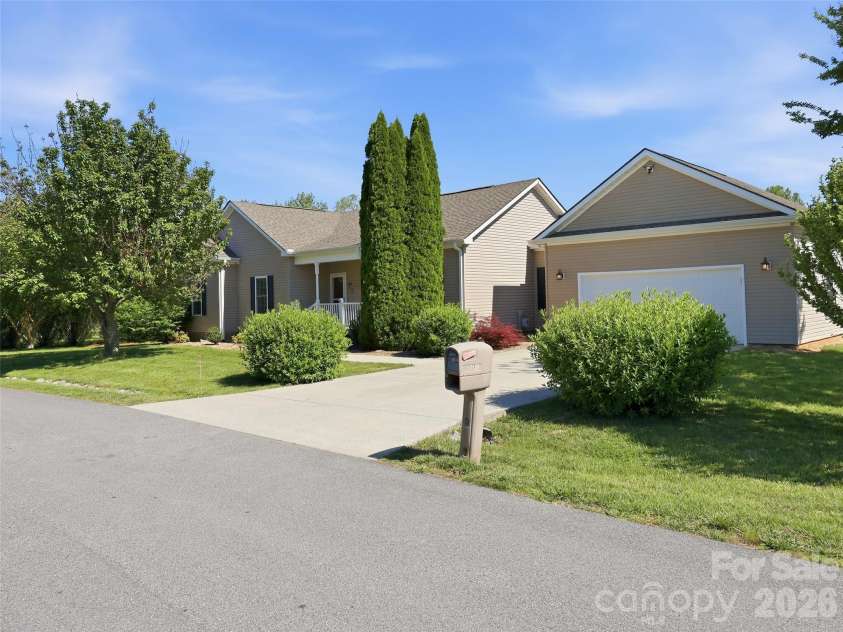 209 Beechnut Drive, Hendersonville, NC 28739.  MLS# CAR4379804, YatesRealty ID 26712. 