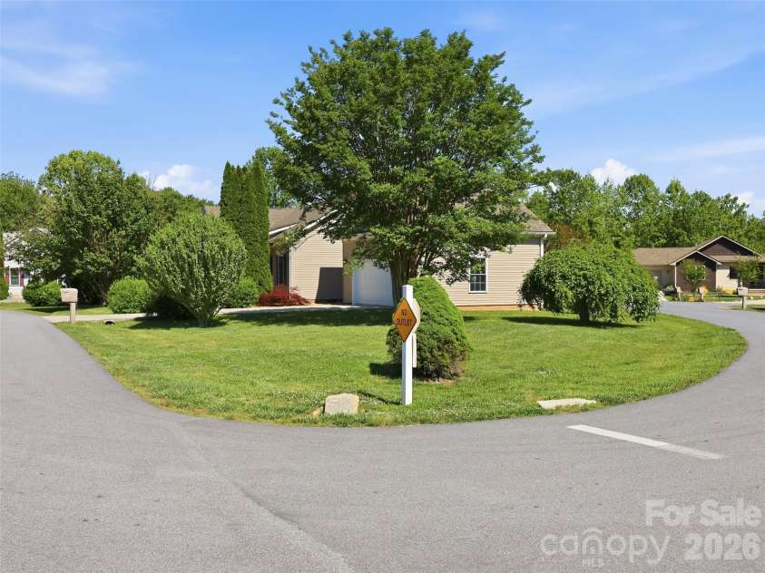 209 Beechnut Drive, Hendersonville, NC 28739.  MLS# CAR4379804, YatesRealty ID 26712. 