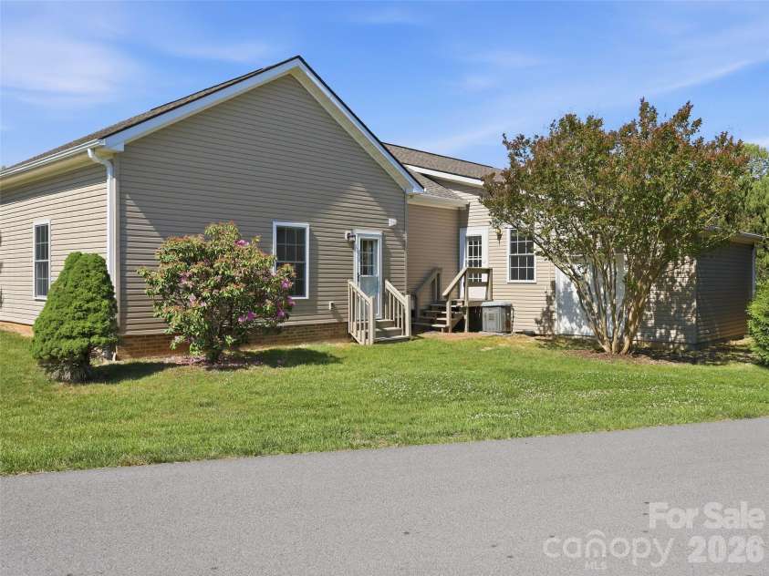 209 Beechnut Drive, Hendersonville, NC 28739.  MLS# CAR4379804, YatesRealty ID 26712. 