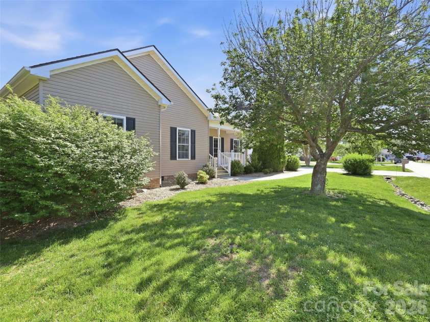 209 Beechnut Drive, Hendersonville, NC 28739.  MLS# CAR4379804, YatesRealty ID 26712. 