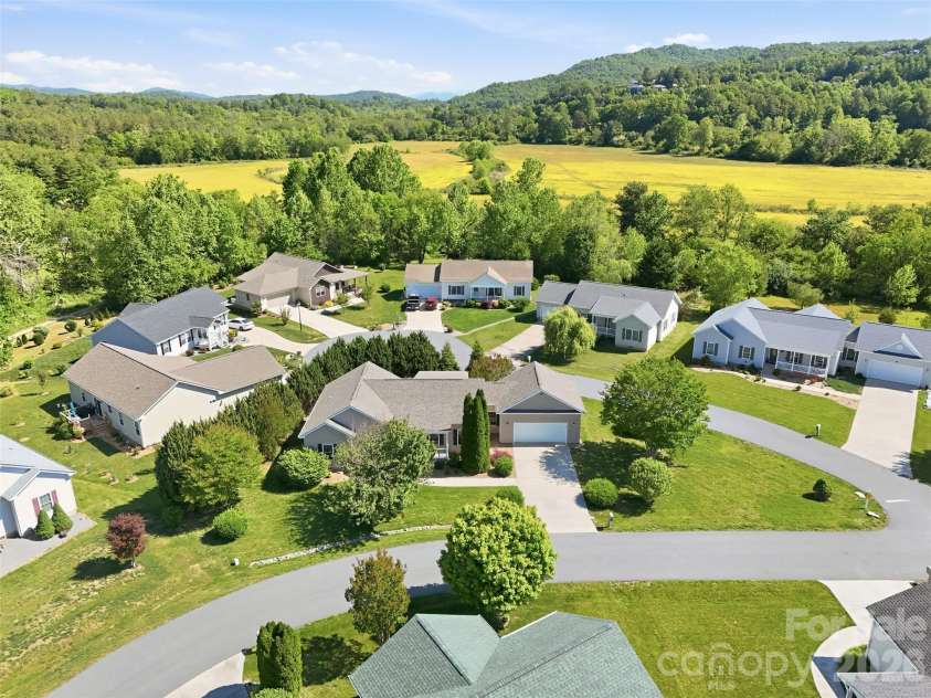 209 Beechnut Drive, Hendersonville, NC 28739.  MLS# CAR4379804, YatesRealty ID 26712. 