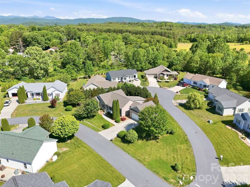 209 Beechnut Drive, Hendersonville, NC 28739.  MLS# CAR4379804, YatesRealty ID 26712. 