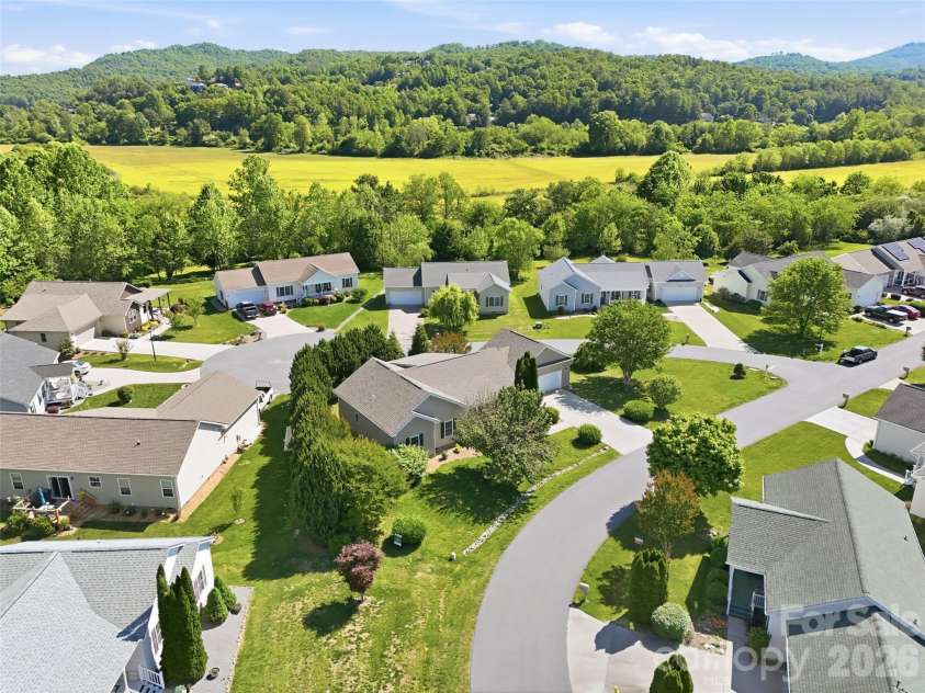 209 Beechnut Drive, Hendersonville, NC 28739.  MLS# CAR4379804, YatesRealty ID 26712. 
