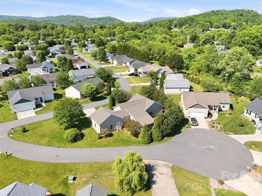 209 Beechnut Drive, Hendersonville, NC 28739.  MLS# CAR4379804, YatesRealty ID 26712. 