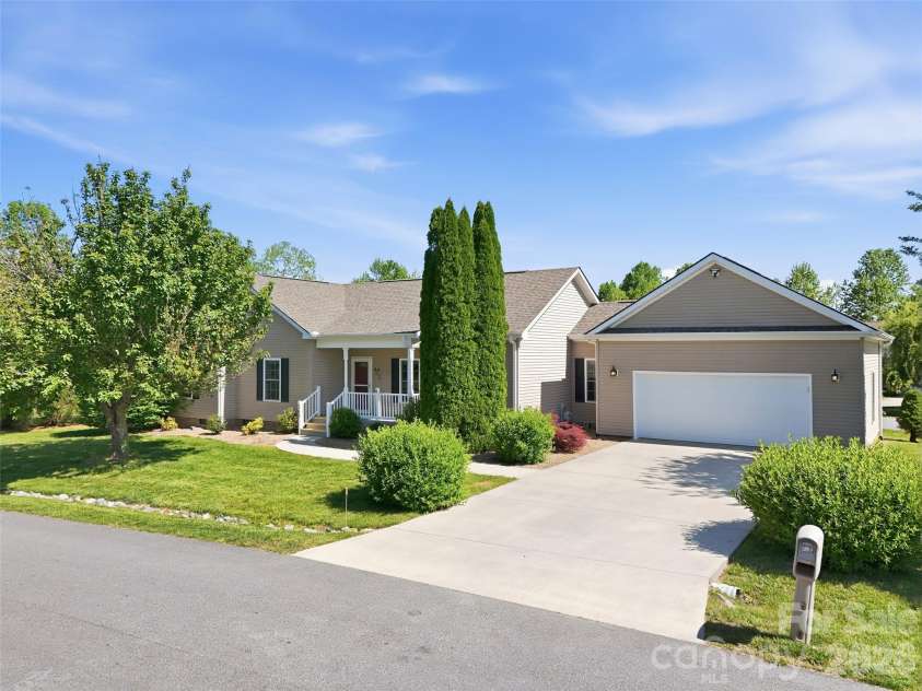 209 Beechnut Drive, Hendersonville, NC 28739.  MLS# CAR4379804, YatesRealty ID 26712. 