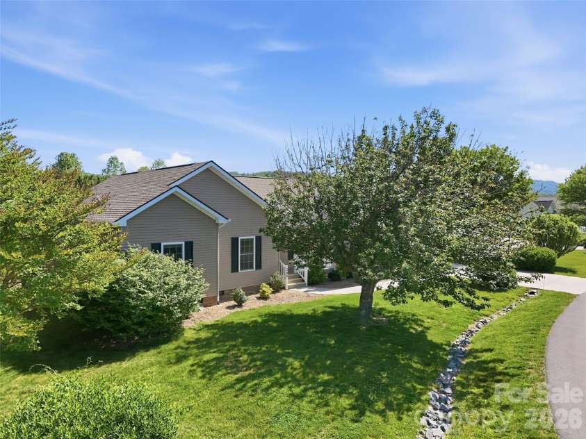 209 Beechnut Drive, Hendersonville, NC 28739.  MLS# CAR4379804, YatesRealty ID 26712. 