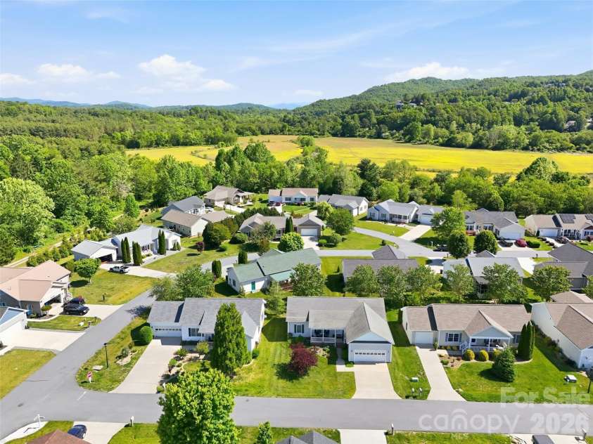 209 Beechnut Drive, Hendersonville, NC 28739.  MLS# CAR4379804, YatesRealty ID 26712. 