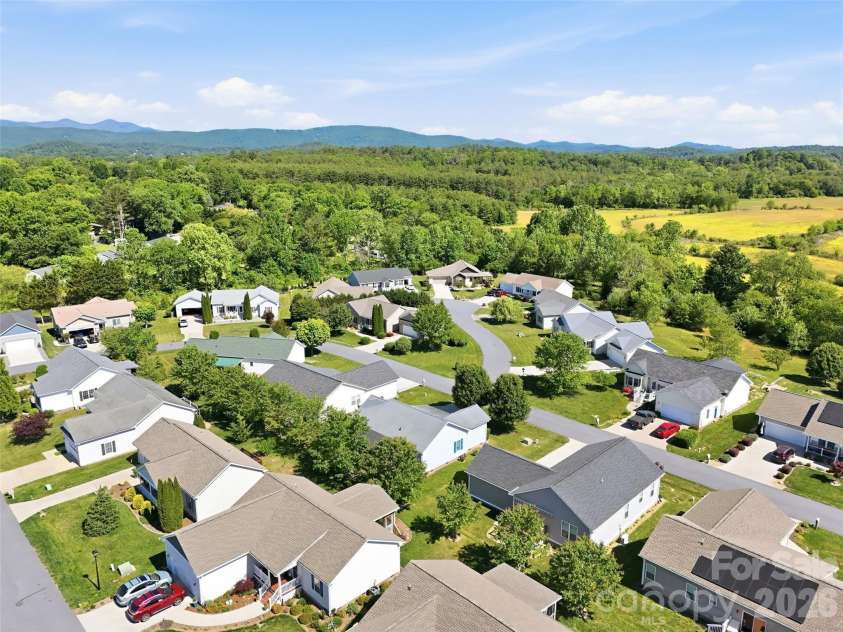 209 Beechnut Drive, Hendersonville, NC 28739.  MLS# CAR4379804, YatesRealty ID 26712. 