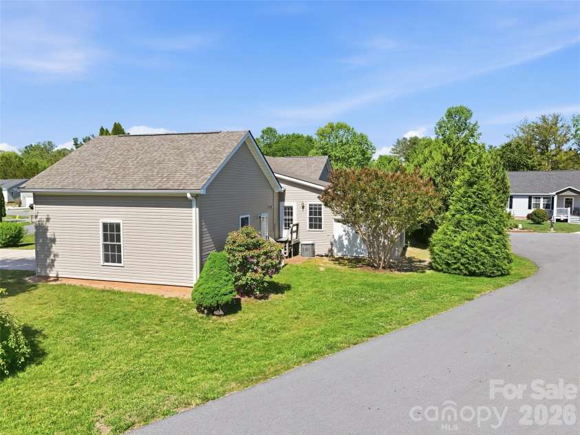 209 Beechnut Drive, Hendersonville, NC 28739.  MLS# CAR4379804, YatesRealty ID 26712. 
