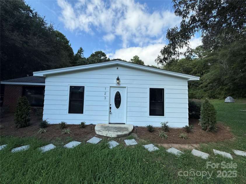 123 Riverside Drive, Mount Holly, NC 28120.  MLS# CAR4281591, YatesRealty ID 26713. 