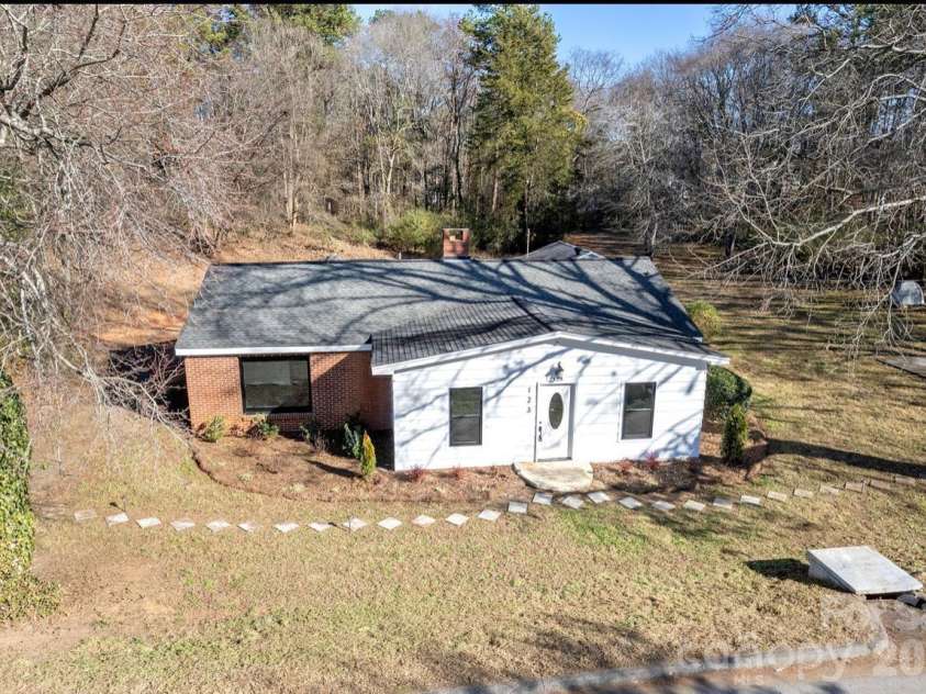123 Riverside Drive, Mount Holly, NC 28120.  MLS# CAR4334550, YatesRealty ID 26713. 