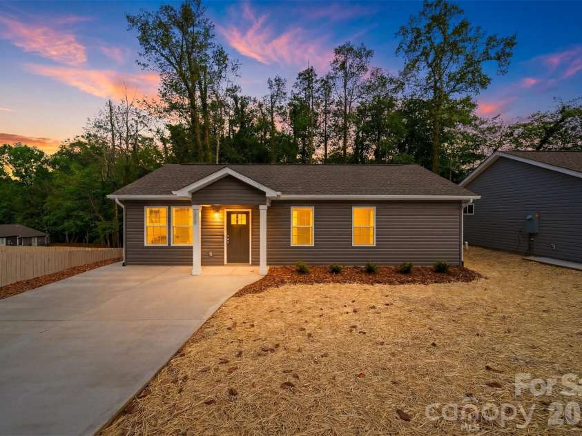 1298 18th Street, Hickory, NC 28601.  MLS# CAR4362570, YatesRealty ID 26714. 