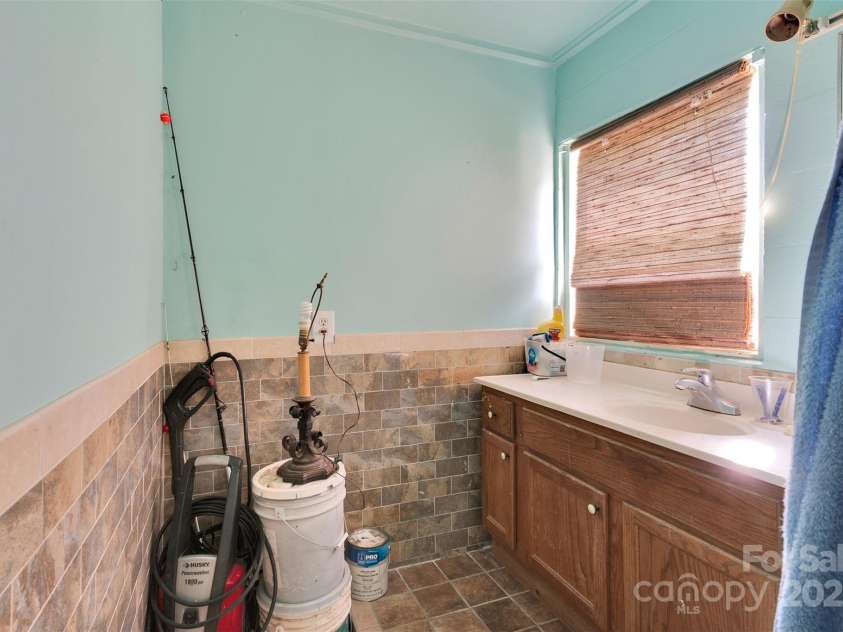 111 Crowell Drive, Concord, NC 28025.  MLS# CAR4281441, YatesRealty ID 26715. Front unit BR