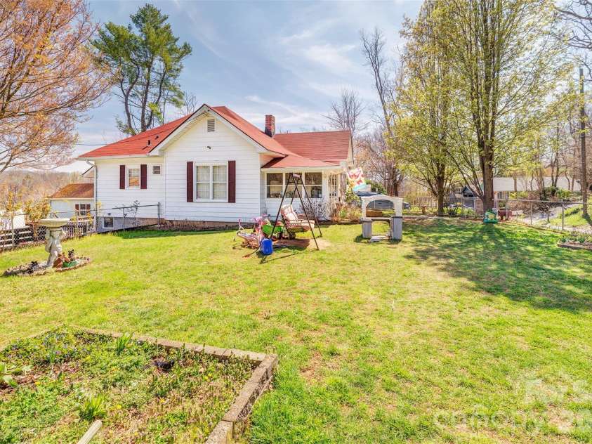 84 Swannanoa Avenue, Asheville, NC 28806.  MLS# CAR4359161, YatesRealty ID 26715. 