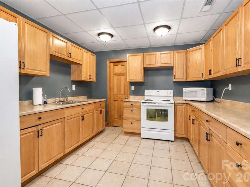 113 Tinker Place, Troutman, NC 28166.  MLS# CAR4384005, YatesRealty ID 26717. Kitchen basement