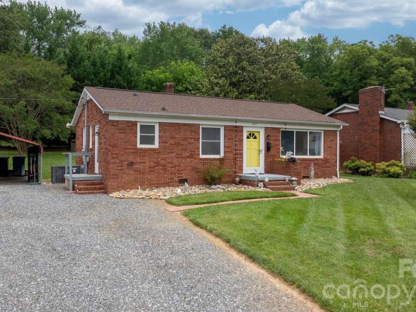 1423 16th Avenue, Hickory, NC 28601.  MLS# CAR4388030, YatesRealty ID 26720. 