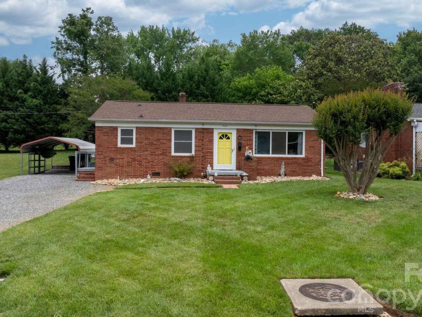 1423 16th Avenue, Hickory, NC 28601.  MLS# CAR4388030, YatesRealty ID 26720. 