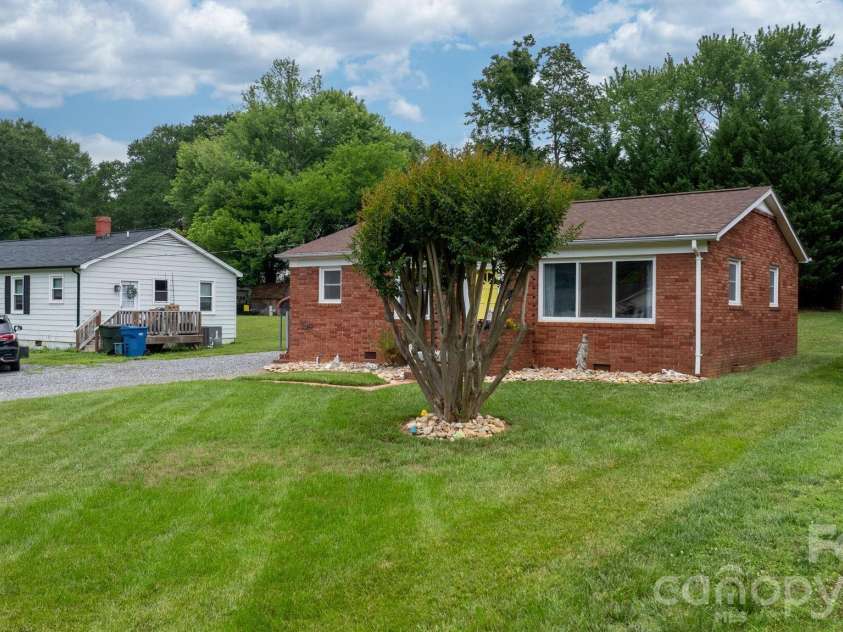 1423 16th Avenue, Hickory, NC 28601.  MLS# CAR4388030, YatesRealty ID 26720. 