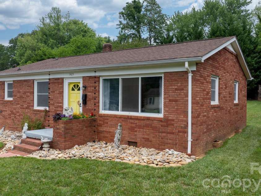 1423 16th Avenue, Hickory, NC 28601.  MLS# CAR4388030, YatesRealty ID 26720. 