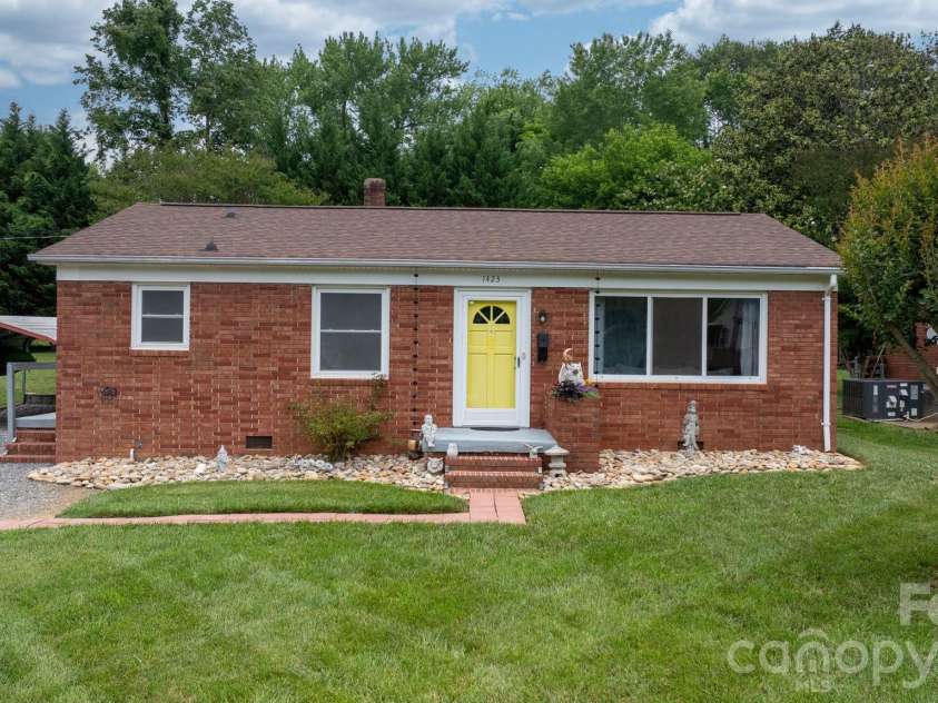 1423 16th Avenue, Hickory, NC 28601.  MLS# CAR4388030, YatesRealty ID 26720. 