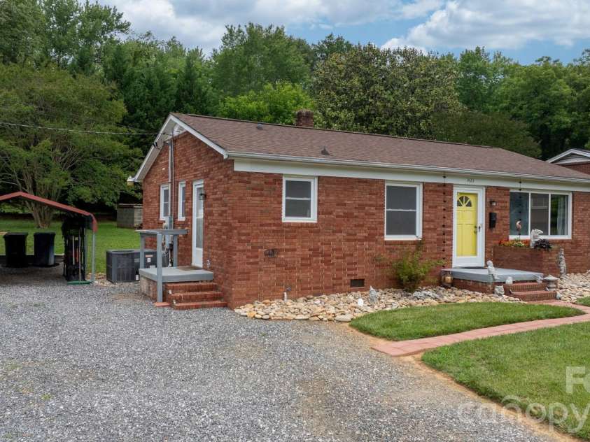 1423 16th Avenue, Hickory, NC 28601.  MLS# CAR4388030, YatesRealty ID 26720. 