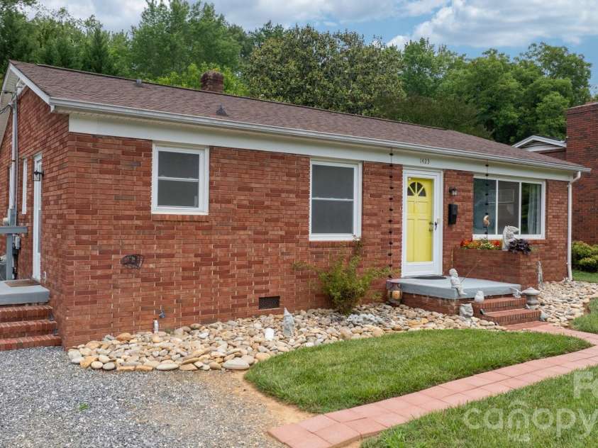 1423 16th Avenue, Hickory, NC 28601.  MLS# CAR4388030, YatesRealty ID 26720. 
