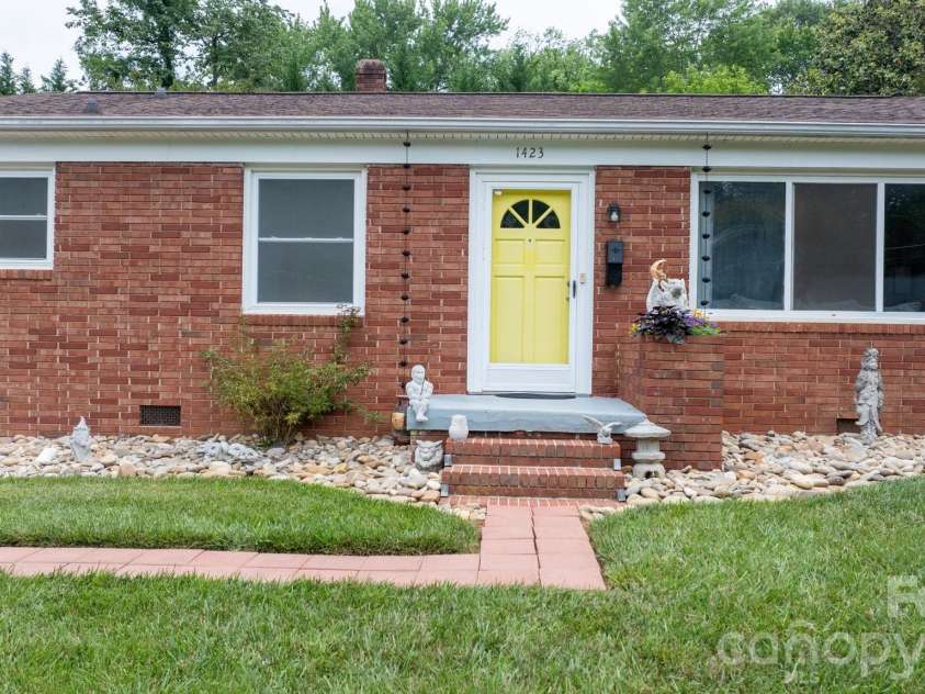 1423 16th Avenue, Hickory, NC 28601.  MLS# CAR4388030, YatesRealty ID 26720. 